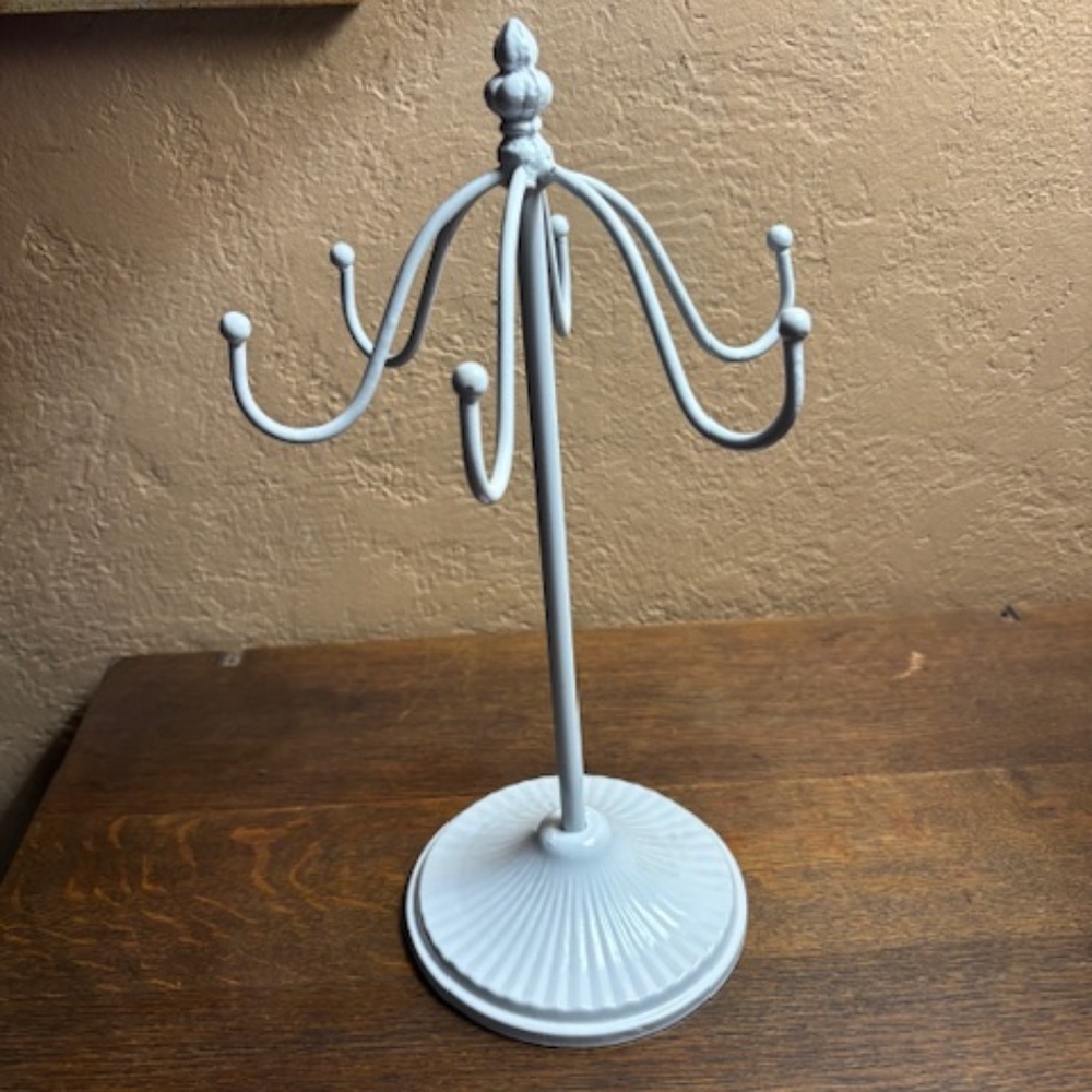 Vintage style jewelry holder
